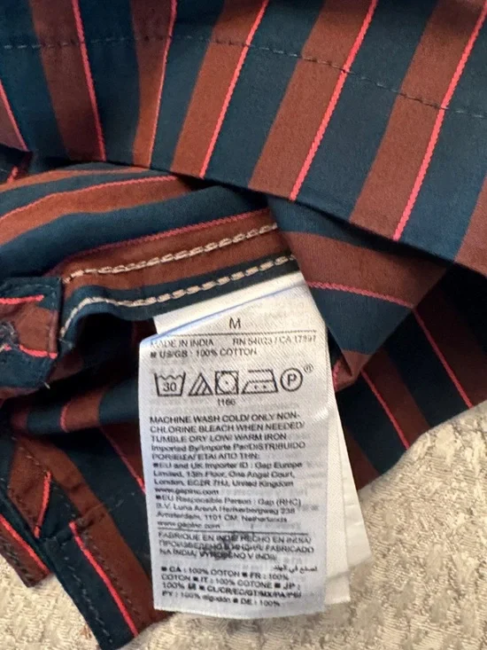 Banana Republic Relaxed-Fit Cotton Poplin in Navy & Burgundy Relaxed-Fit Cotton - Picture 6 of 8